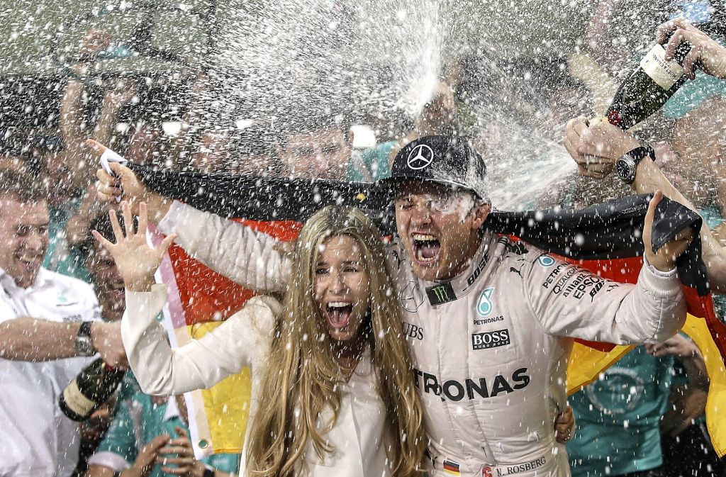 Zum privaten Glück gesellt sich dann 2016 auch der berufliche Erfolg: Rosberg schlägt erstmals seinen Teamkollegen Hamilton und setzt sich am Ende der Saison die Krone der Formel 1 auf.