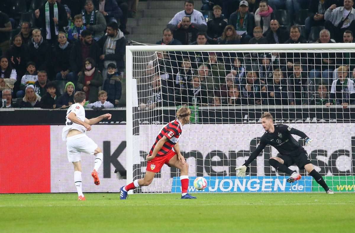 Der VfB erwischt im Borussia-Park einen ganz schlechten Start. Nach vier Minuten trifft Jonas Hofmann zu Gladbacher Führung.