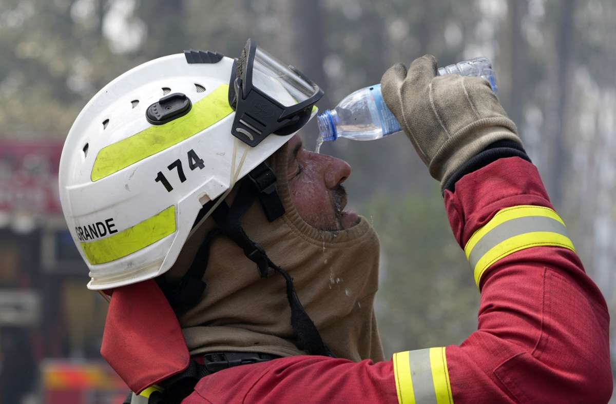 Ein Feuerwehrmann wäscht sich in dem Dorf Colmeias in der Nähe von Leiria die Augen mit Wasser aus.
