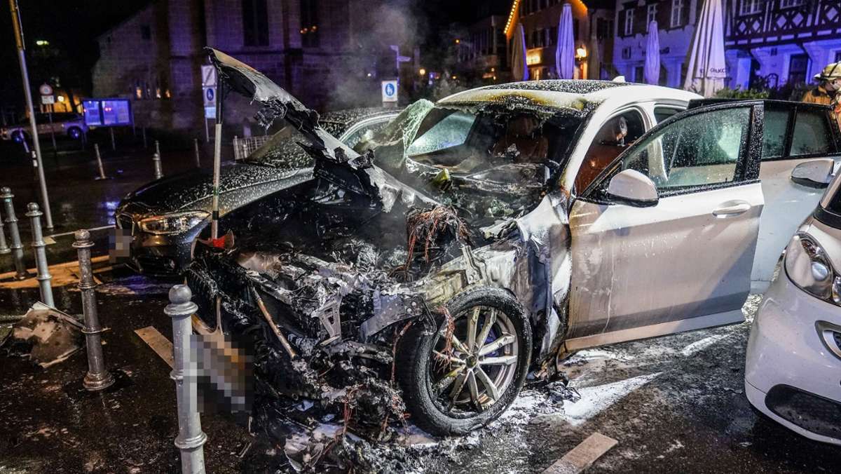 Silvesternacht in Esslingen: SUV auf Marktplatz ausgebrannt