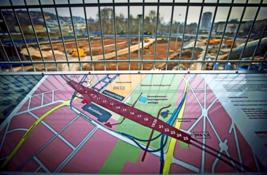 Die Baustelle für den Bahnhofstrog kommt nicht voran. Grund ist die fehlende Genehmigung für den Bau des Dükers, der  den Tiefbahnhof unterqueren soll. Foto: Zweygarth
