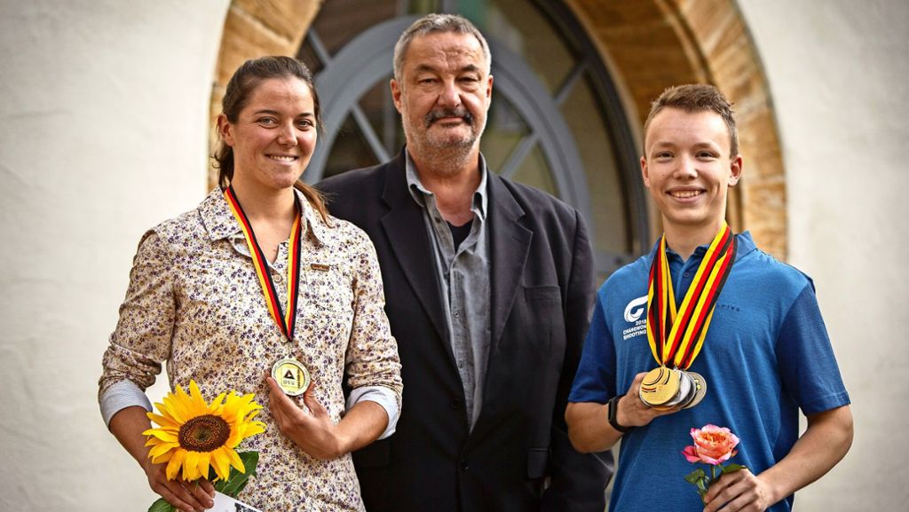 Karoline Brüstle und Max Braun aus Neidlingen haben es im Triathlon und im Schießen zu nationalen Meisterehren gebracht. Jetzt sind die beiden Sportler im Rathaus geehrt worden- 