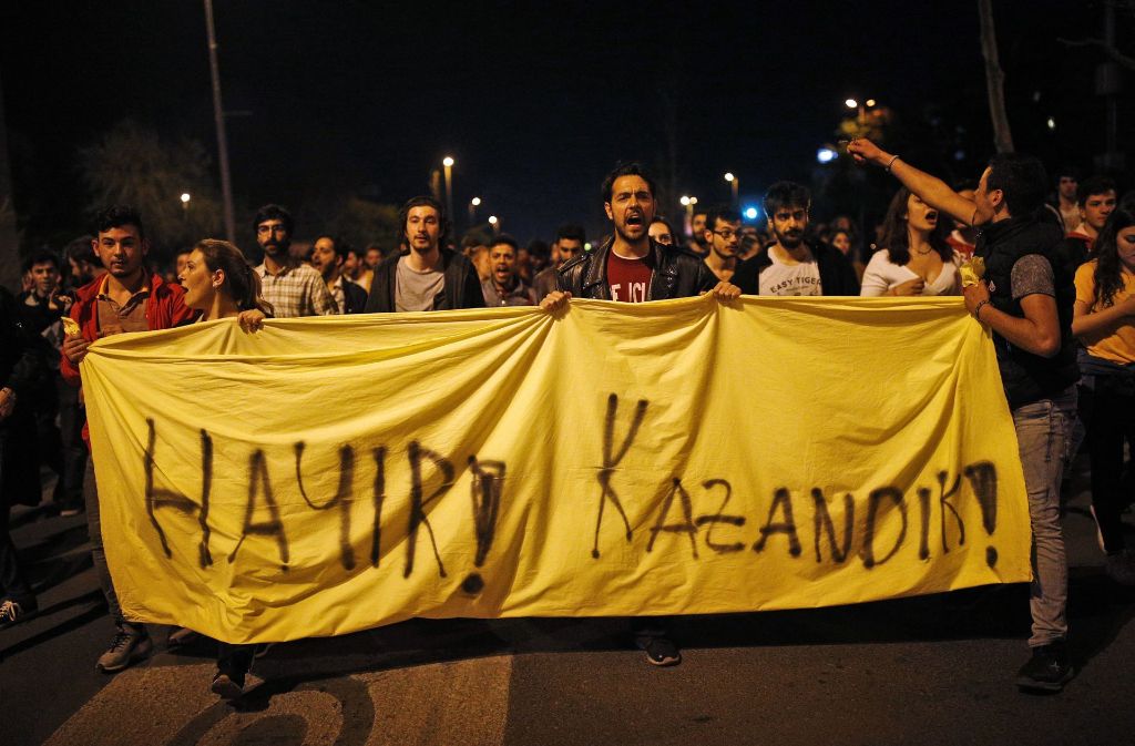 Anhänger des «Nein»-Lagers protestieren in Istanbul (Türkei) gegen das Ergebnis des Referendums.