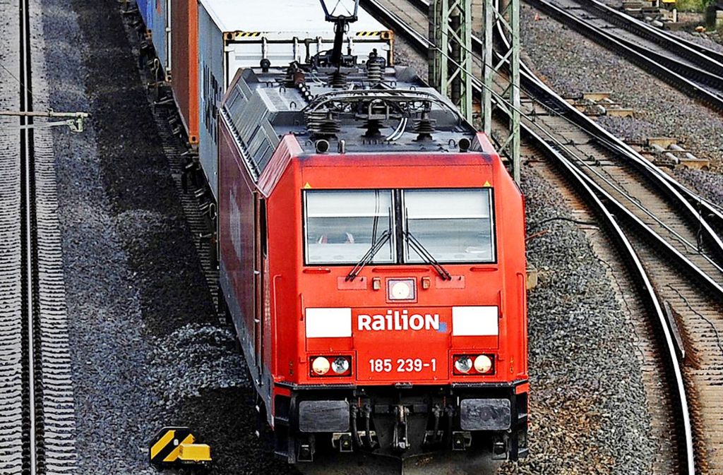 Güterzug in der Nähe von Hannover: Engpässe für lange Güterzüge sollen in den kommenden Jahren beseitigt werden. Foto: dpa