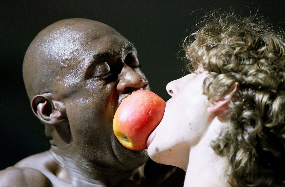 Für die Mozart-Oper „Apollo und Hyacinth“ biss der Tänzer Ismael Ivo mit Oren Lazovski 2006 in Berlin in der Basilika des Bode-Museums gemeinsam in einen Apfel.