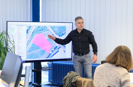 Gesellschafter Steffen Bauer erläutert, was DMT in Gärtringen vorhat. Foto: Stefanie Schlecht/ 