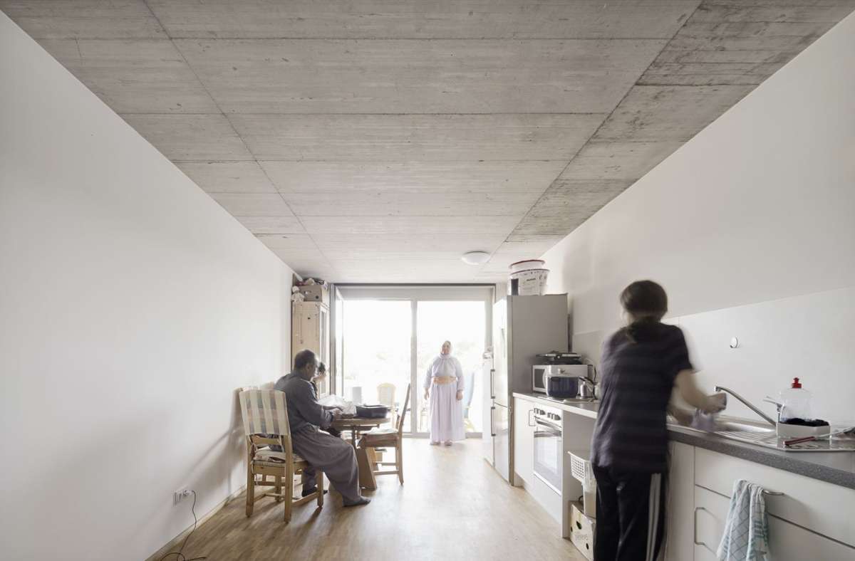 Blick in eine Wohnküche in einer Wohnung, die von Zugewanderten bewohnt wird. Die Grundrisse sind flexibel, interne Wände können leicht entfernt werden.