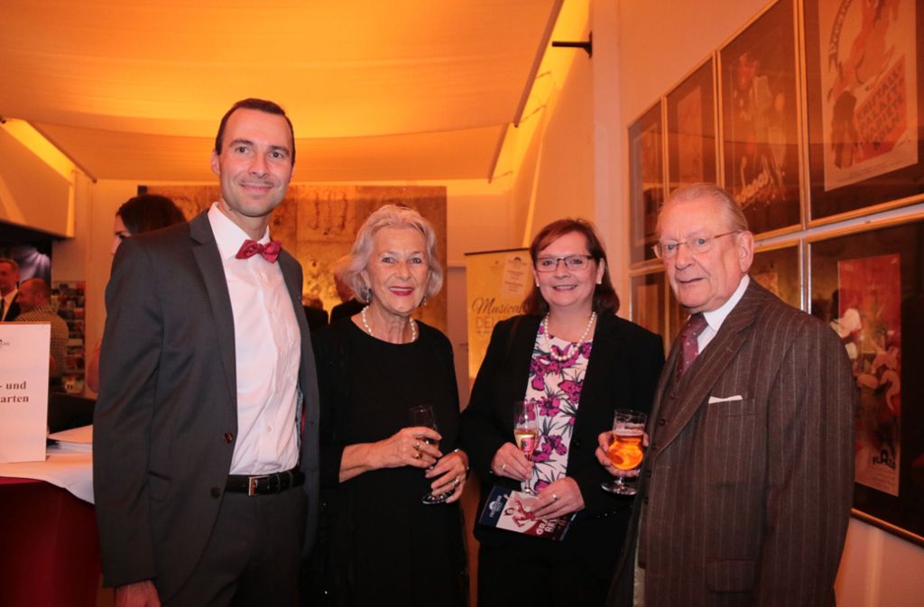 Die Varieté-Geschäftsführer Timo Steinhauer und Gaby Frenzel mit dem Unternehmer Hans Peter Stihl (rechts)