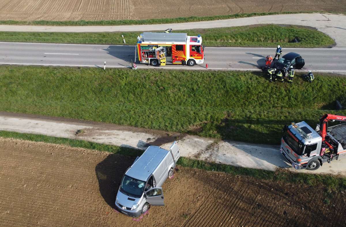 Bei dem Unfall nahe Ispringen wurden zwei Menschen schwer verletzt. Foto: SDMG/SDMG / Gress