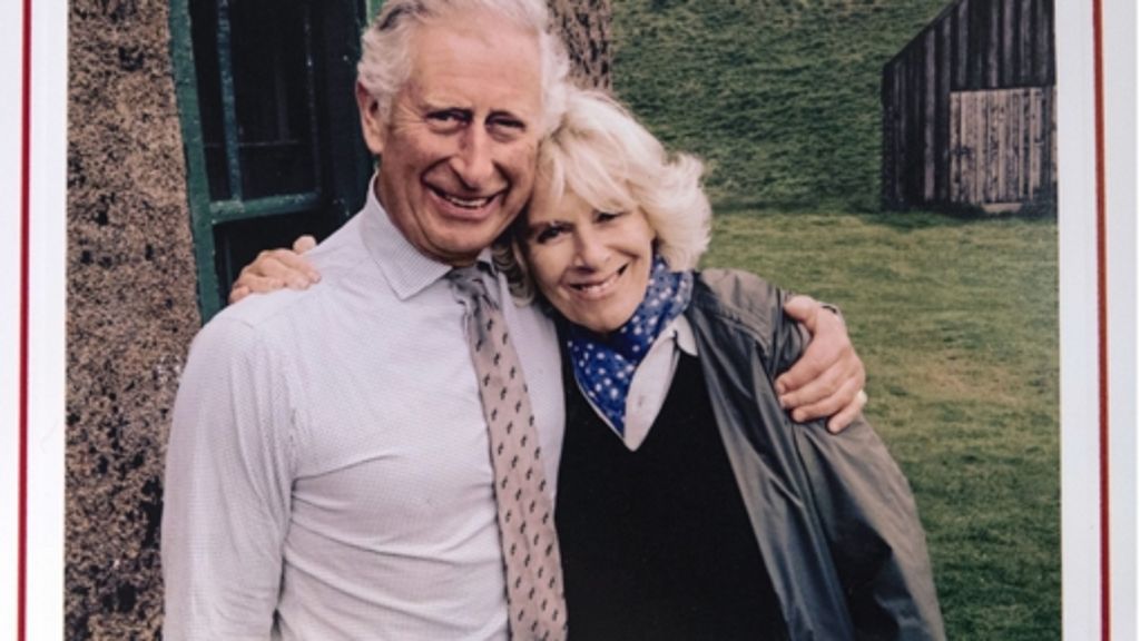  Locker, gut gelaunt und eng aneinander geschmiegt zeigen sich Großbritanniens Prinz Charles und seine Ehefrau Camilla auf ihrer Weihnachtskarte. Die britische Presse sieht in dem Foto gar einen Hinweis auf Charles’ Liebesleben. 