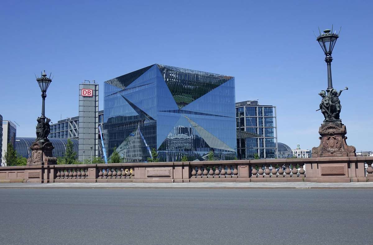 Berliner Hauptbahnhof mit Cube und Moltkebrücke