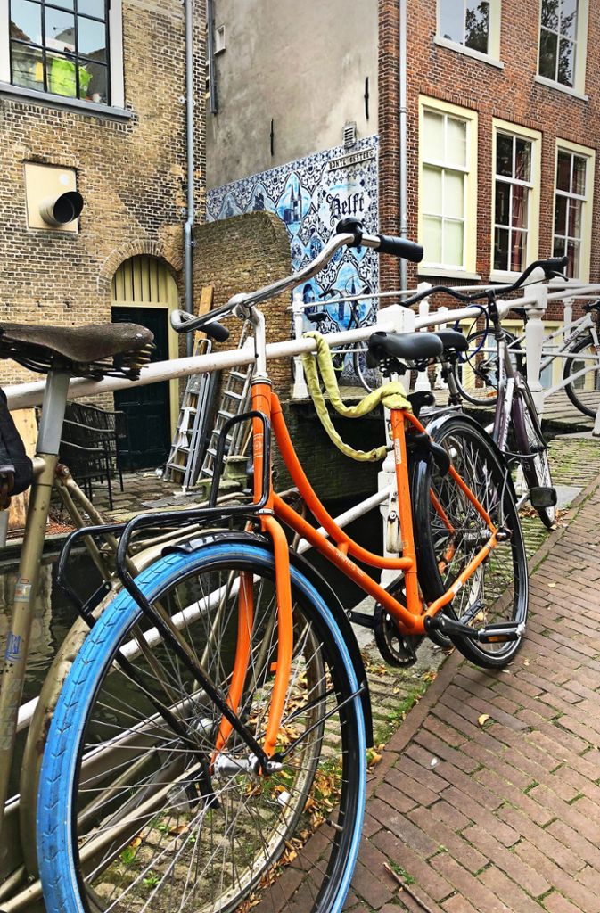 Delft statt Amsterdam: Backsteinhäuschen mit putzigen Giebeln, dazwischen Grachten, über die kleine Brücken führen, und überall Fahrräder – wer Amsterdam mag, wird auch Delft lieben. Natürlich ist die Stadt in der Provinz Südholland sehr viel überschaubarer. Durch das mittelalterliche Zentrum ist man rasch spaziert. So bleibt Zeit, um am Marktplatz in einem der netten Cafés zu verweilen oder ausgiebig durch die kleinen Lädchen zu bummeln. . .