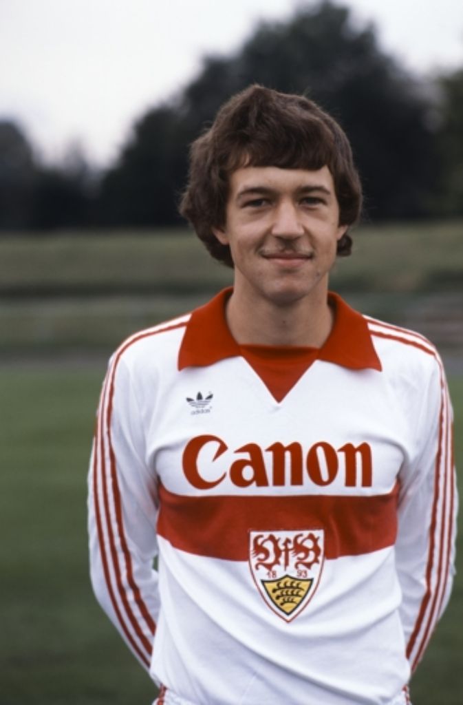 1980/81: Platz 3. Auf dem Bild: Karl Allgöwer, der als 23-Jähriger am 20. August 1980 sein Bundesliga-Debüt für den VfB hatte.
