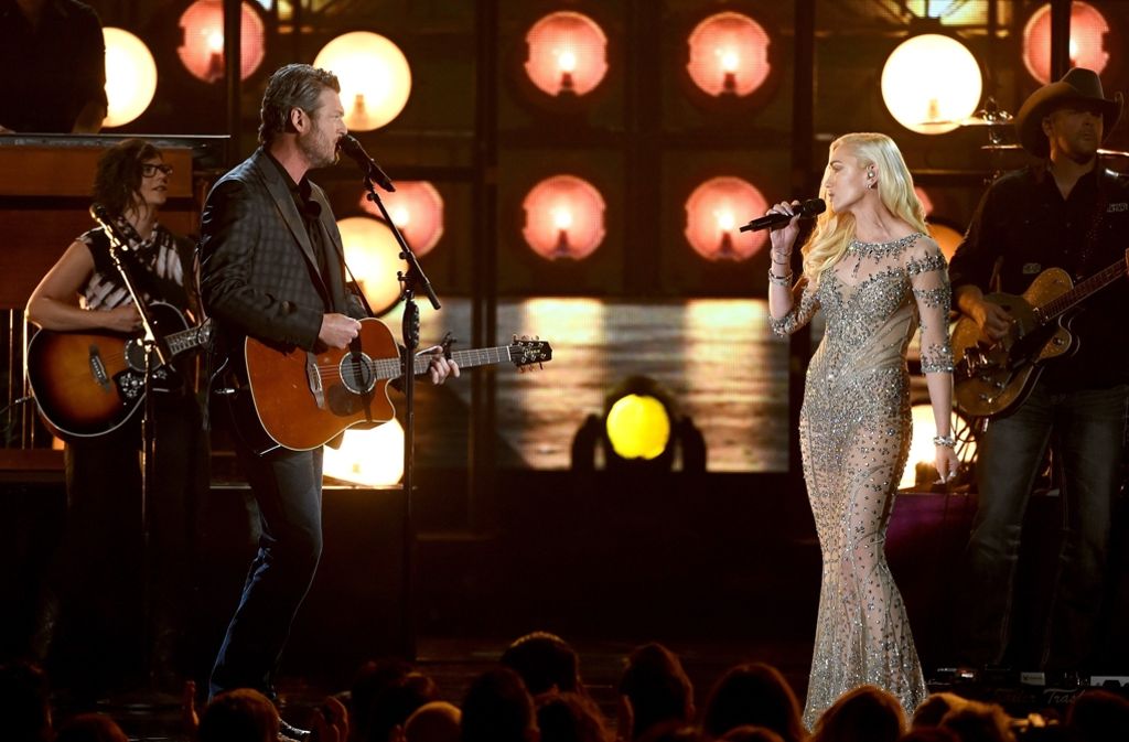 Blake Shelton (links) und Gwen Stefani sangen gemeinsam auf der Bühne.