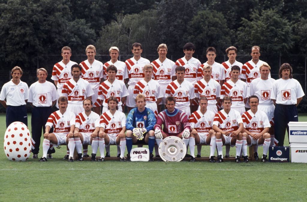 Die Meisterschale darf auf dem Foto für die Saison 1992/1993 nicht fehlen.