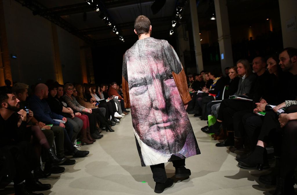 Ein schräger Auftritt: Bei der Fashion Week in Berlin hatte sogar US-Präsident Donald Trump einen Auftritt – wenn auch nur als Aufdruck der Designerin Bea Brücker.