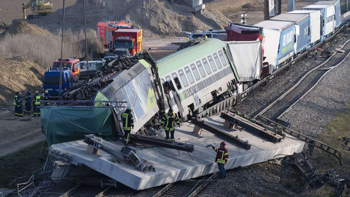  Die Ursache für das tödliche Zugunglück von Auggen im Landkreis Breisgau-Hochschwarzwald ist geklärt. Die Bundesstelle für Eisenbahnunfalluntersuchung klärt in einem Bericht auf. 