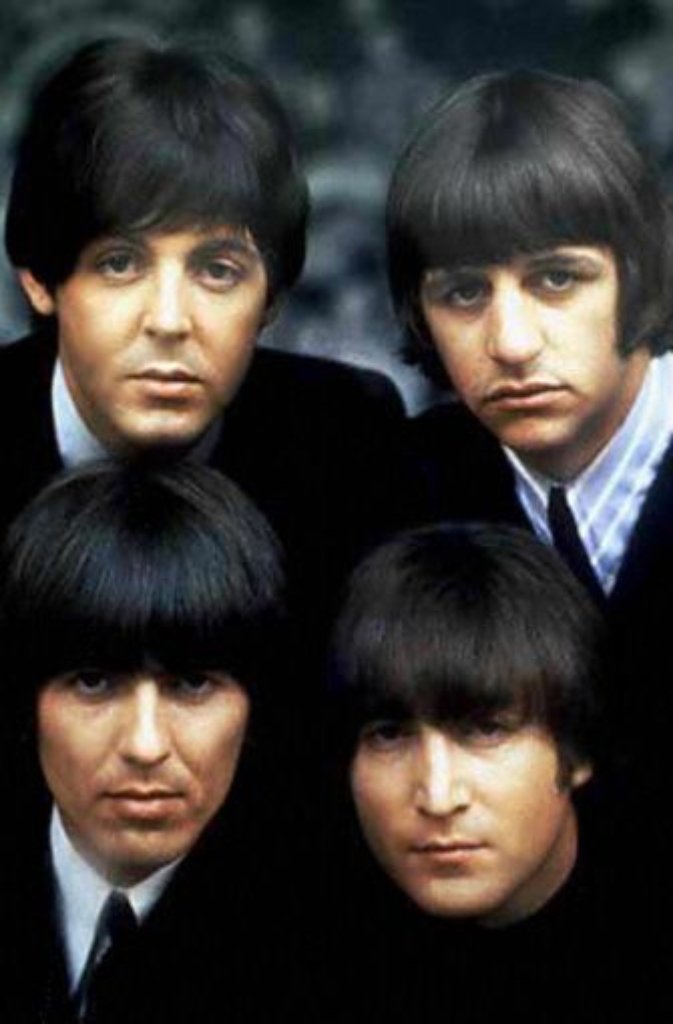 In Hamburg entsteht auch die legendäre Pilzkopf-Frisur der Beatles. Man freundet sich mit einer anderen britischen Band an. Als die Beatles Hamburg verlassen, bleibt Stuart Sutcliffe zurück: Er hat sich in eine deutsche Fotografin verliebt. 1962 stirbt er 21-jährig an einer Gehirnblutung. Paul McCartney übernimmt den Part am Bass.
