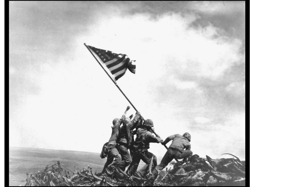 Das - damals für die Kriegsberichterstattung gestellte - Foto vom Hissen der US-Flagge auf Iwo Jima