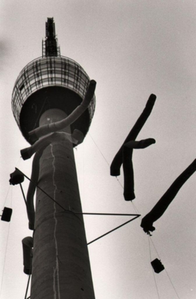 Im Mai 1993 befestigt der slowenische Künstler Branko Smon während der Internationalen Gartenausstellung Expo 93 Drahtseile, an denen große, leuchtend rote Windsäcke befestigt sind, die sich abhängig von Windstärke und Richtung bewegen und schon von weither erkennbar sind.