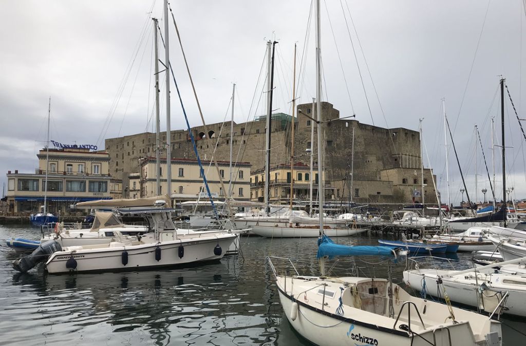 Am Hafen auf einer kleinen, vorgelagerten Insel findet sich das Castel dell’Ovo. Es ist frei zugänglich. Seit einigen Jahren wirbt die Stadt gezielt um Touristen.