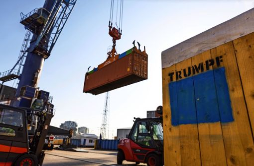 Im Hamburger Hafen wird das Containerschiff „Arneborg“ beladen. Foto: Trumpf/Lucas Wah/l
