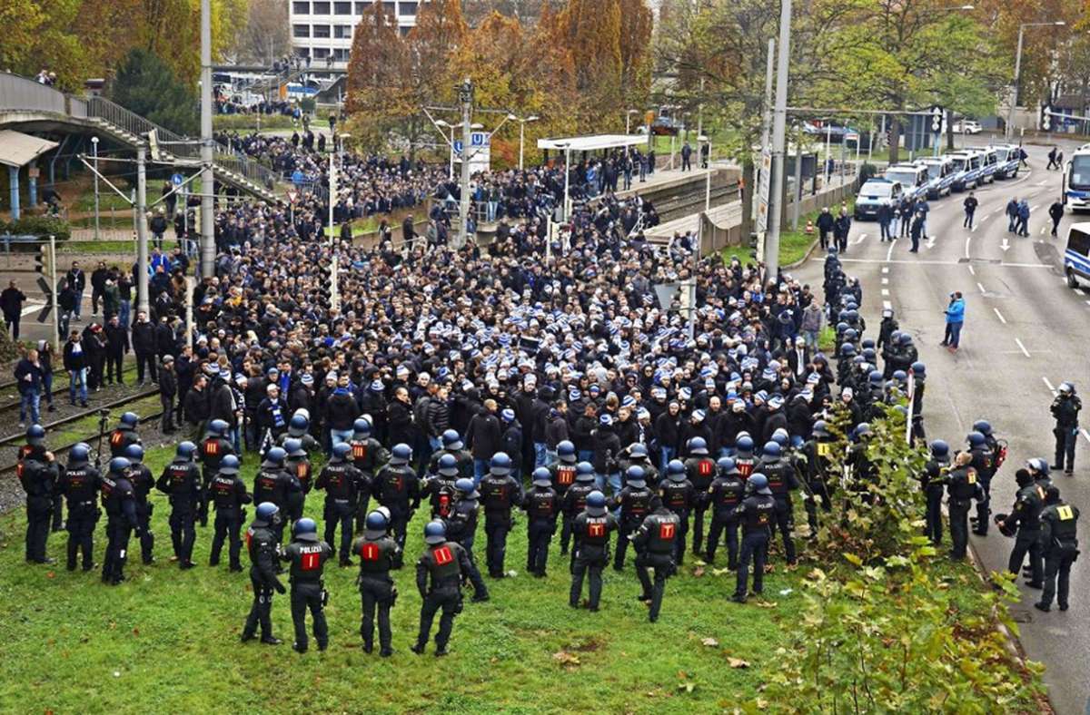 Die Polizei stoppte die Fans auf dem Weg zum Stadion. Foto: Andras Rosar/Fotoagentur Stuttgart (Archiv)