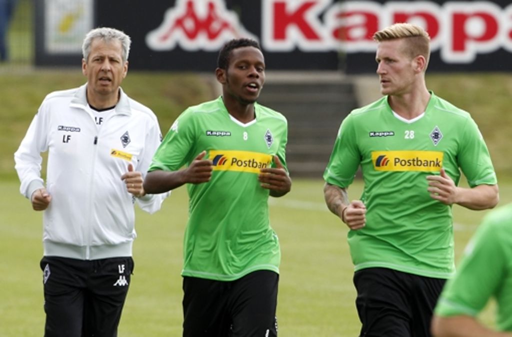 ...Ibrahima Traoré vom VfB Stuttgart (Mitte) und André Hahn (rechts) vom FC Augsburg. Hahn kostete 2,25 Millionen Euro, Traoré...