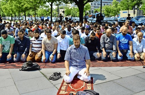 Aus Protest  versammeln sich Anfang Juni Gläubige zum Freitagsgebet vor der Technischen Universität in Berlin. Dort waren die Gebetsräume Anfang März geschlossen worden. Foto: dpa