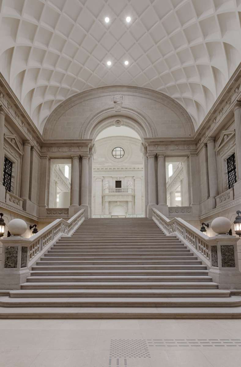 Die Erschließung aller öffentlich zugänglicher Lesesäle erfolgt über die Treppenhalle und das daran anschließende Vestibül mit seiner neu erstellten Kuppel.