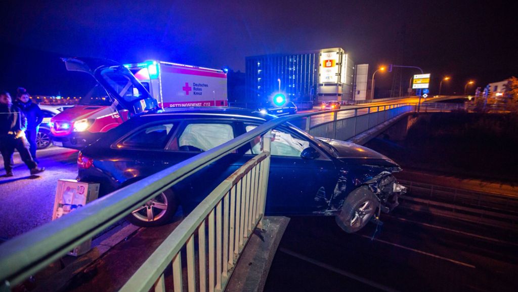 Esslingen: Auto bricht durch Geländer - Fatale Kettenreaktion