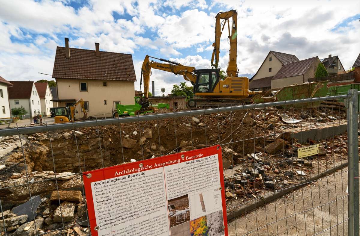 Das Gerlinger Unternehmen Archaeo BW informiert am Baustellenzaun über die archäologische Ausgrabung. Foto: Jürgen Bach
