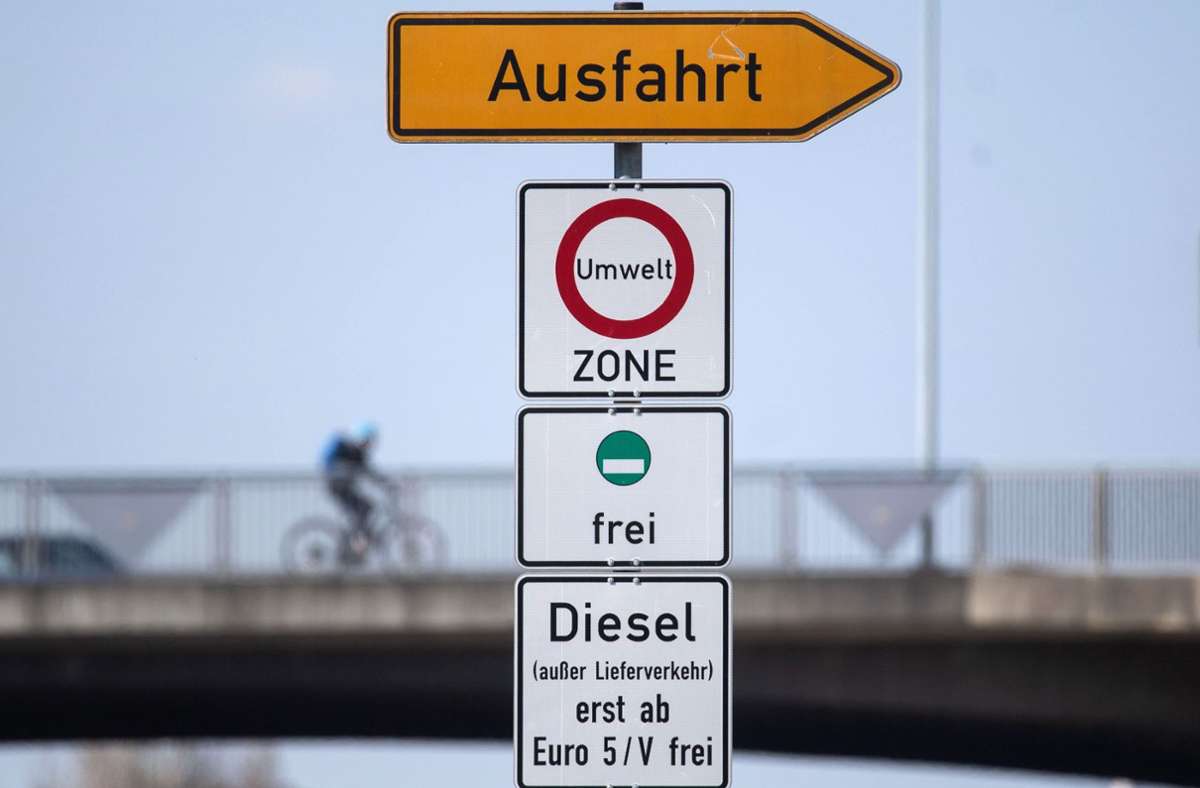 Die Landesregierung versucht, eine Ausfahrt zu finden, um in Stuttgart ein weiteres Dieselfahrverbot für Autos der Euronorm 5 zu vermeiden. Foto: dpa/Marijan Murat