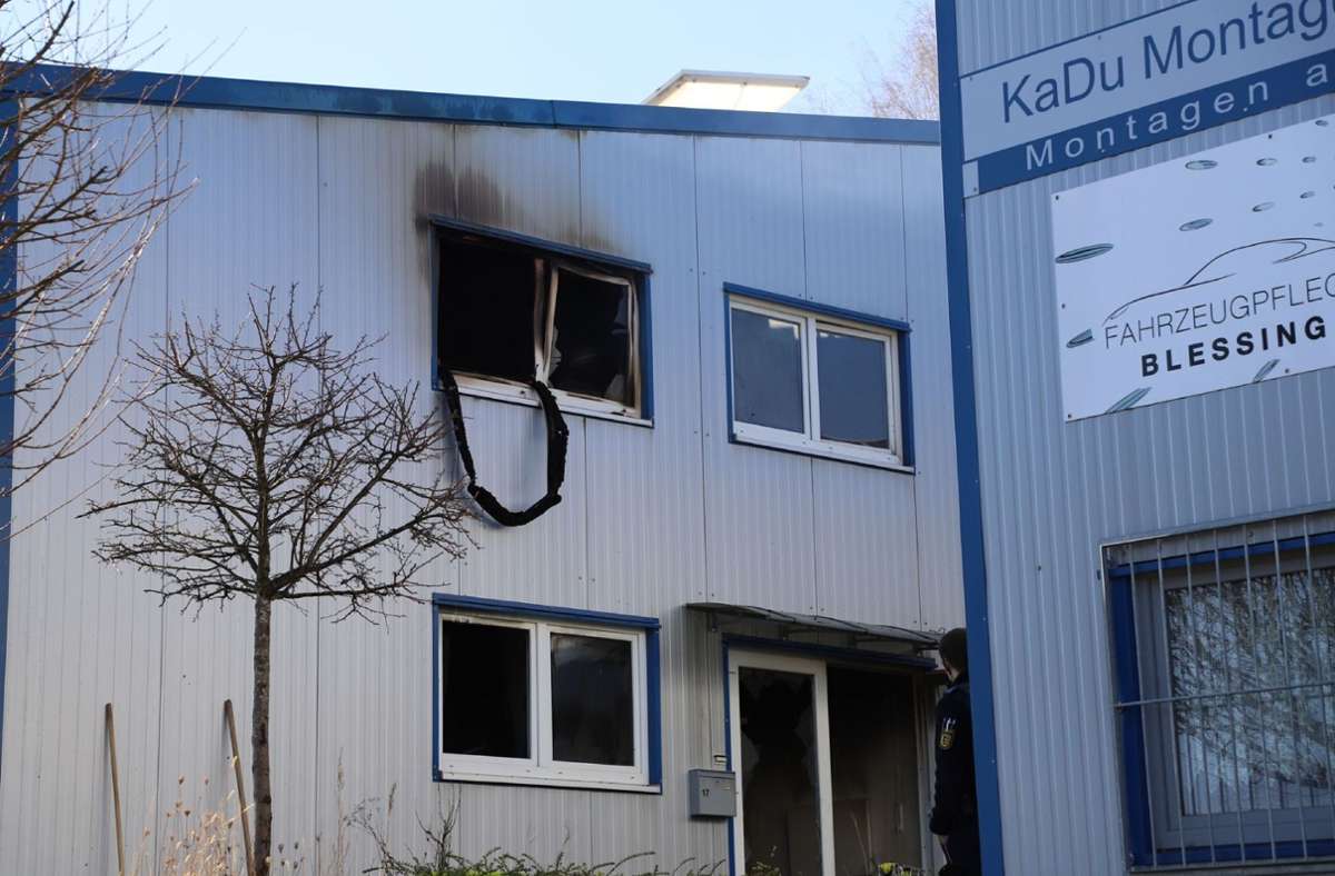 Das Feuer brach nach Angaben der Polizei im ersten Stock des Firmengebäudes aus.