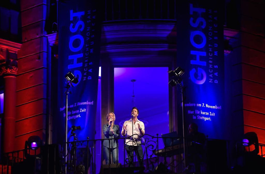 Richtig voll war es auch um 21.15 Uhr vor den Innenstadtkinos, als zwei Hauptdarsteller des Musicals „Ghost“ auf den Balkon traten.