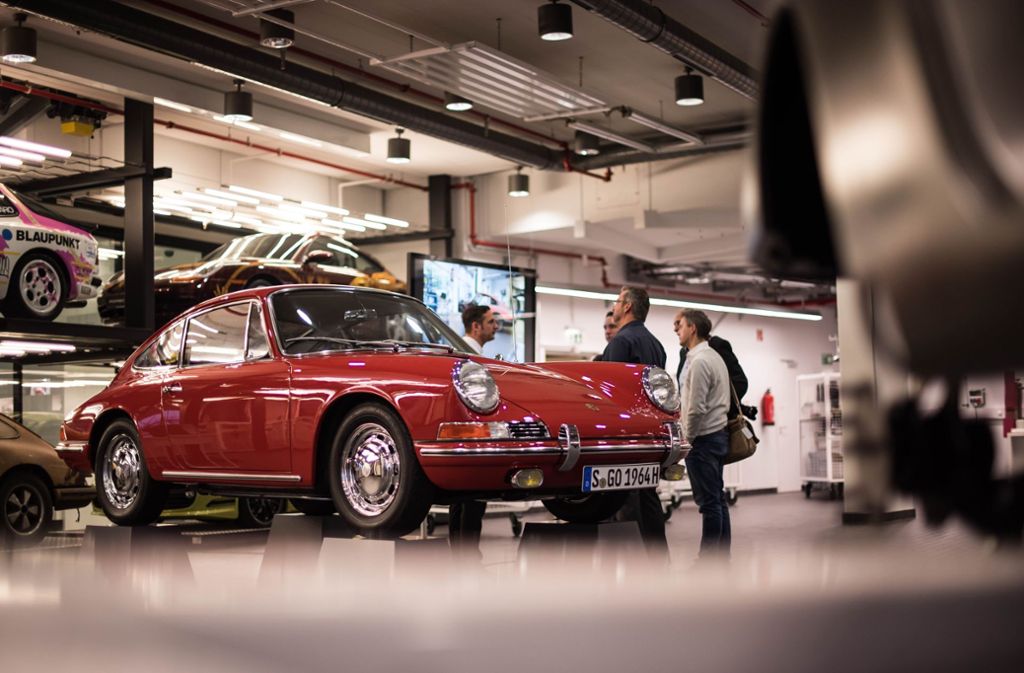 Für Autofans Teil 2: Im Porsche-Museum in Zuffenhausen werden ständig wechselnde Ausstellungsfahrzeuge aus dem Museumsbestand von etwa 450 Exponaten gezeigt.