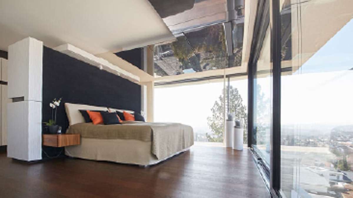 Ein Schlafzimmer mit Weitblick – der Flatscreen-TV kann aus der Decke heruntergelassen werden.