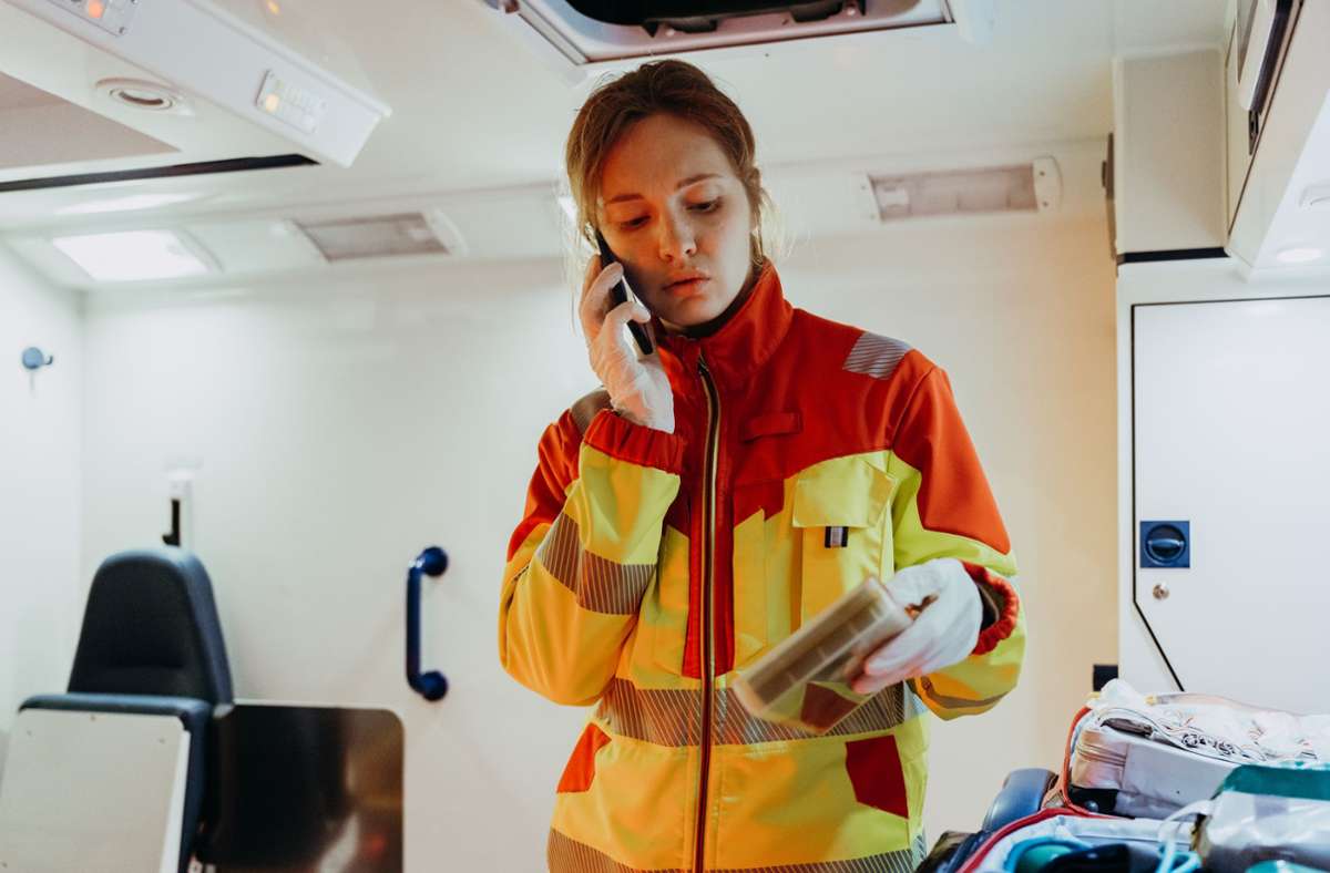 Rettungssanitäterin Sarah Kant (Marta Kizyma) findet beim Reinigen des Rettungswagen eine Videokassette.
