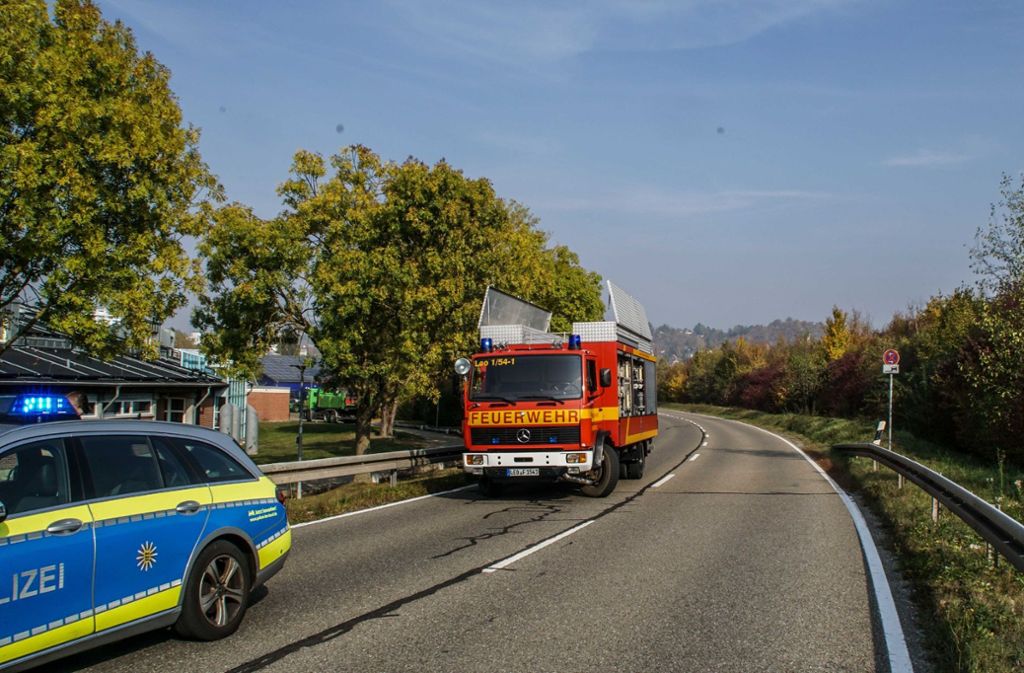 Die Freiwillige Feuerwehr Leonberg rückte mit einem Fahrzeug und drei Wehrleuten aus, um ausgelaufene Betriebsflüssigkeiten zu beseitigen.