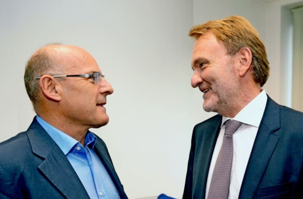 Verkehrsminister Winfried Hermann (links) und Bahn-Vorstand Volker Kefer haben schon über Vieles gesprochen, nur noch nicht über zwei Milliarden Euro Mehrkosten. Foto: dpa