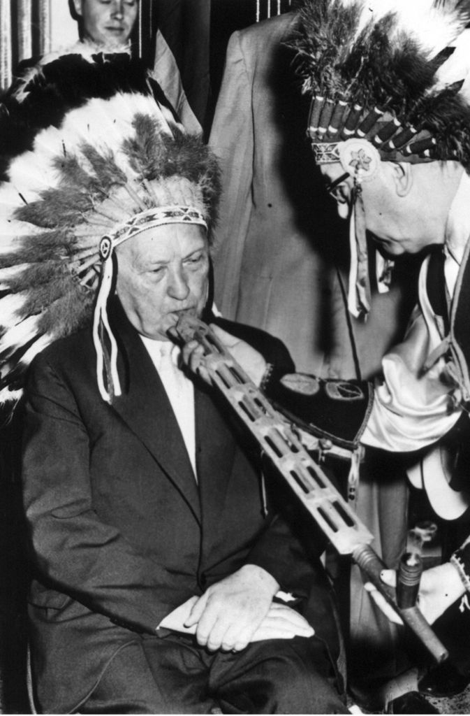 1956 wurde Bundeskanzler Konrad Adenauer bei seiner Reise in die USA eine besondere Ehre zuteil: Er wurde zum Ehrenhäuptling der „Vereinigten Stämme der amerikanischen Indianer“ ernannt und dürfte die Friedenspfeife rauchen.