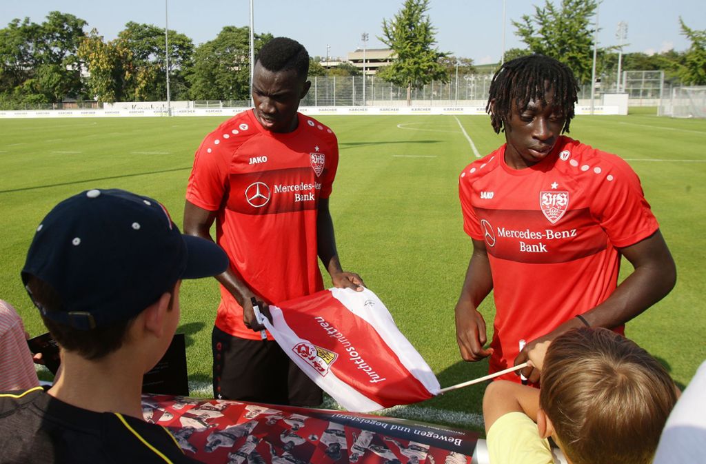 Silas Wamangituka und Tanguy Coulibaly bei den Fans.