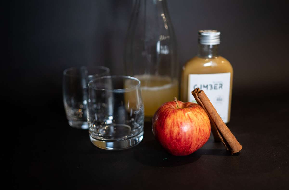 Für den Apple-Pear-Hottie braucht es denselben Apfel-Birnen-Saft, das Ingwerkonzentrat Gimber und zur Deko Zimtstangen und einen Apfel.