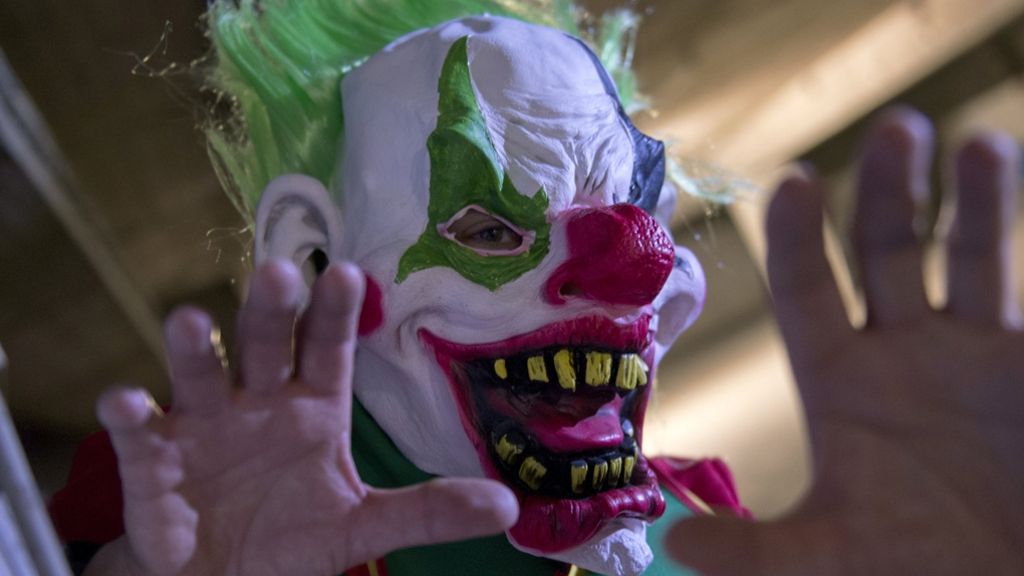 Halloween in München: Horror-Clown sticht in Park auf Mann ein