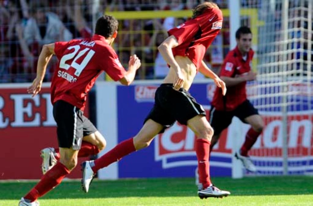 Im September 2010 besiegt Freiburg den VfB Stuttgart mit 2:1. Der Freiburger Julian Schuster (rechts) bejubelt mit Mensur Mujdza den entscheidenden Treffer zum 2:1.