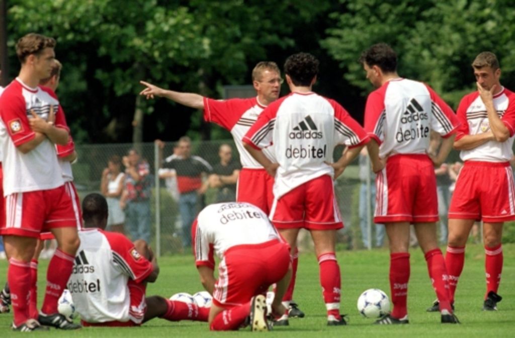 1999/2000: Platz 8. Die Saison beginnt mit einem klassischen Fehlstart – der VfB hat nach den ersten fünf Spielen nur vier Punkte. Es dauerte eine Weile, bis die Philosophie des neuen Trainers Rangnick griff.