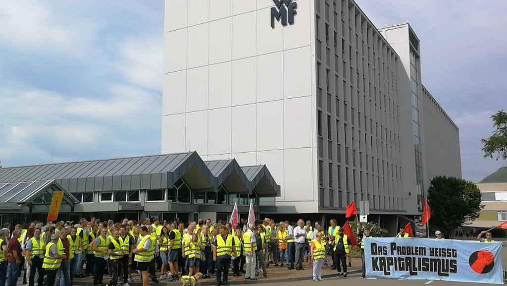  Der Haupteigner SEB plant, die Kochgeschirrfertigung der WMF ins Ausland zu verlagern. Mehrere Hundert Mitarbeiter kämpfen vor dem WMF-Werk in Geislingen für den Erhalt ihrer Arbeitsplätze. Ein Video zeigt den Protestmarsch. 
