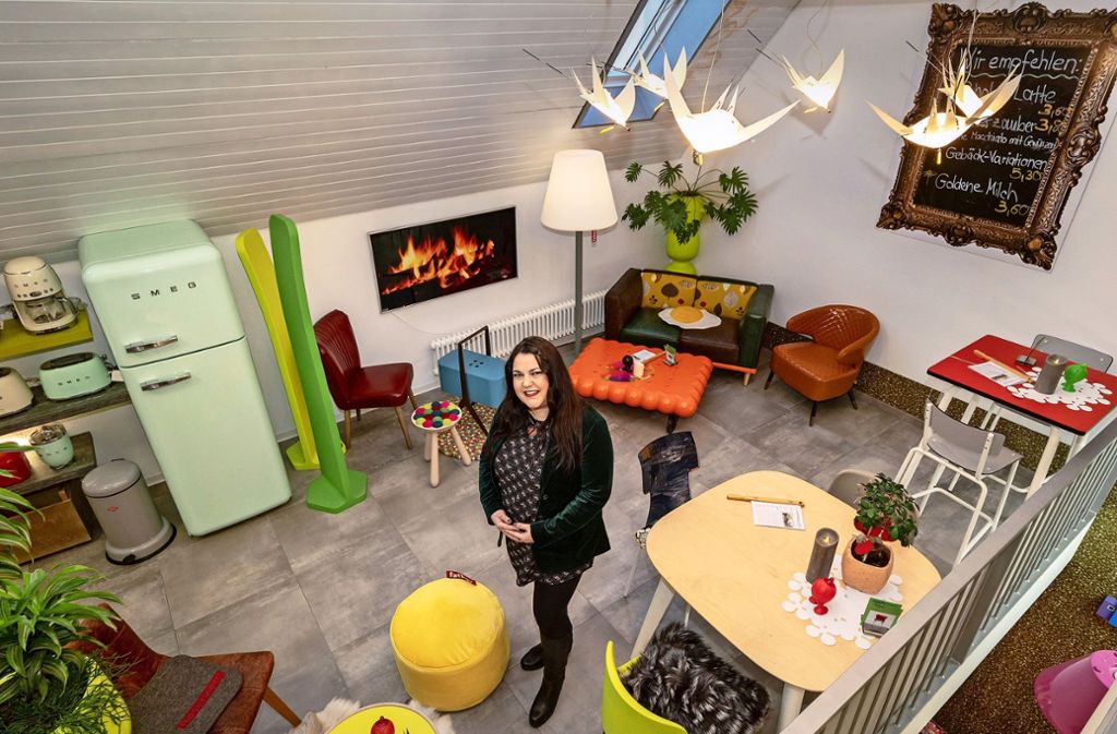 Tanja Erbele-Wiest in der Möbelabteilung ihres Concept-Stores mit integriertem Café.