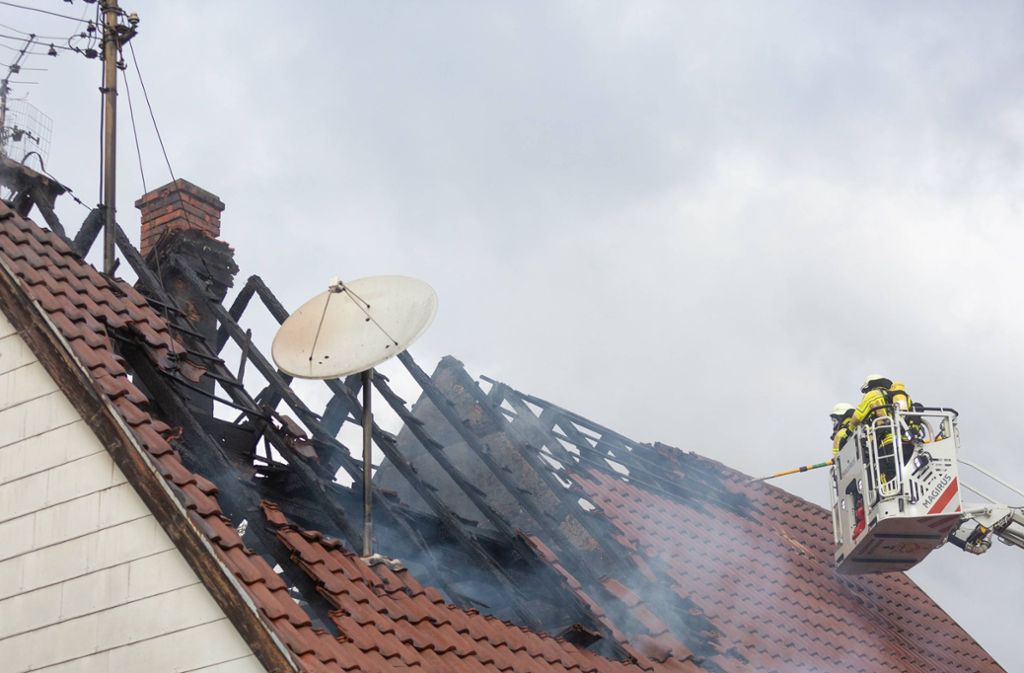 Bis zum Eintreffen der Rettungskräfte hatten sich die Flammen vom ersten Stock ins Dachgeschoss ausgebreitet und schlugen bereits aus dem Dach hindurch.