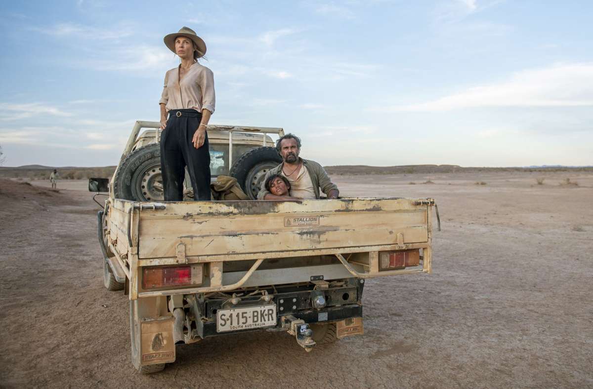 Svenja (Anneke Kim Sarnau), Kalti (Aaron Pedersen) und sein Sohn Jack (Tjiirdm McGuire, Mitte) sind mitten im australischen Outback.